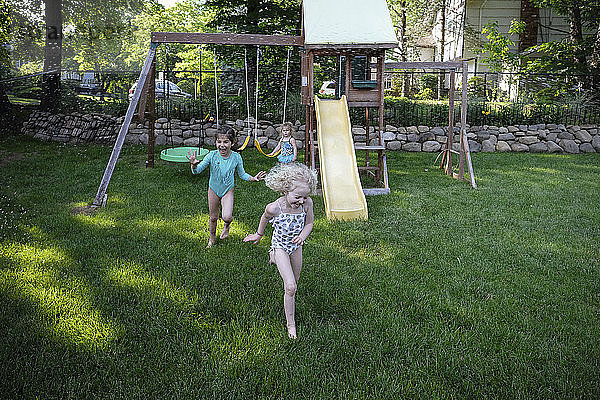 Hochwinkelansicht von Freunden  die auf dem Spielplatz spielen