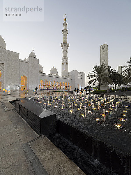 Brunnen vor der Sheikh-Zayed-Moschee