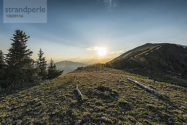 Landschaftliche Gegenüberstellung von Landschaft und Himmel an einem sonnigen Tag im Rocky Mountain National Park