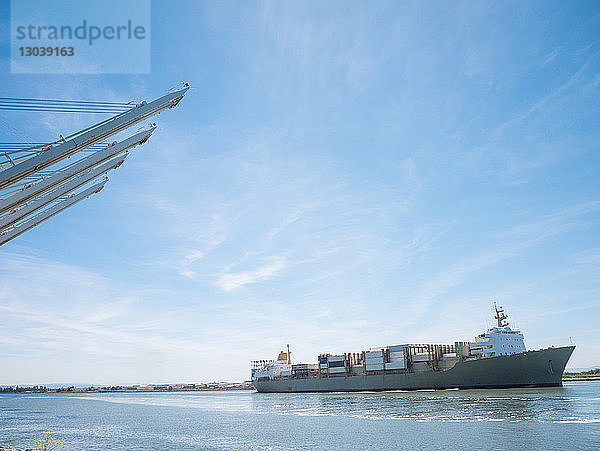 Containerschiff auf See gegen den Himmel im Port View Park