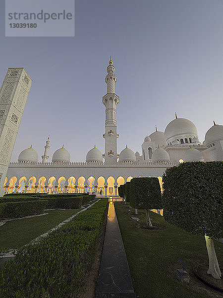 Tiefblick auf die Scheich-Zayed-Moschee bei klarem Himmel