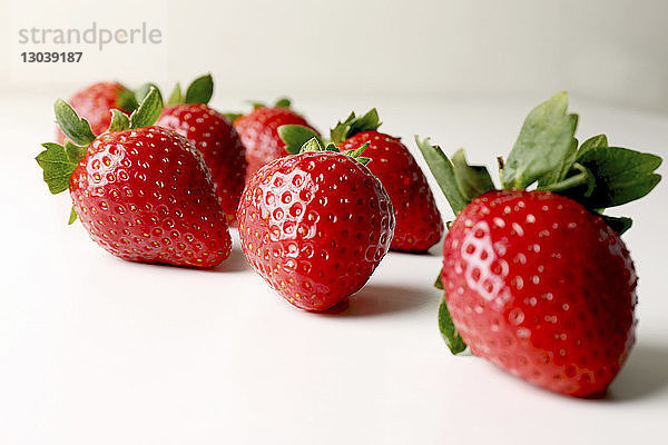 Nahaufnahme von roten  saftigen Erdbeeren auf weißem Hintergrund