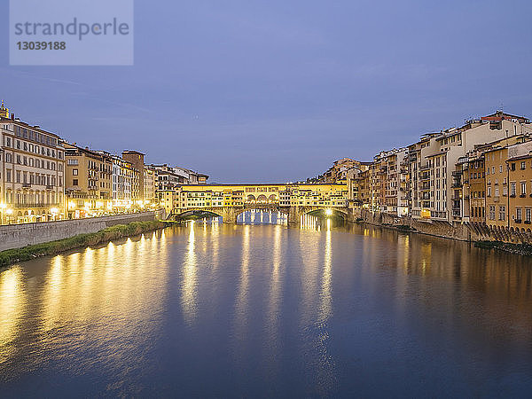 Ponte vecchio über dem Arno in der Stadt in der Abenddämmerung