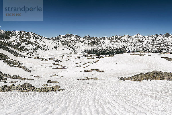 Szenenansicht der schneebedeckten Landschaft in der Holy Cross Wilderness vor klarem blauen Himmel
