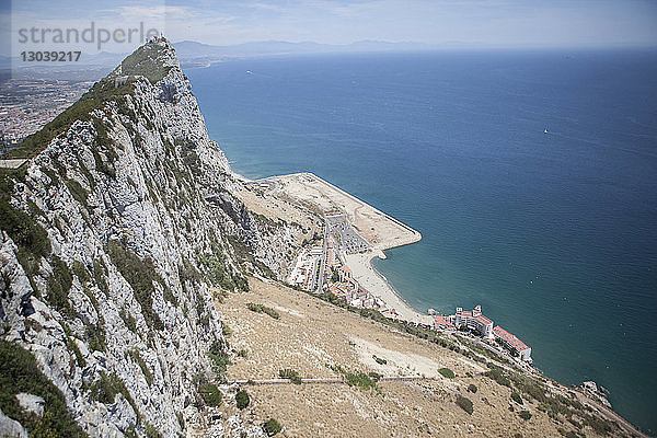 Felsen von Gibraltar am Mittelmeer bei sonnigem Wetter