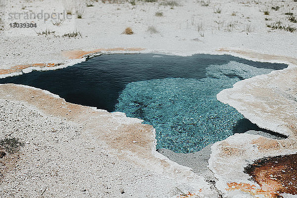 Hochwinkelansicht der heißen Quelle im Yellowstone-Nationalpark