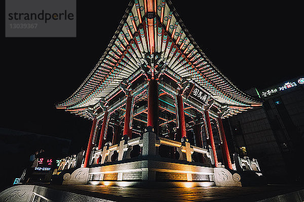 Niedrigwinkelansicht des Pavillons der Festung Hwaseong gegen den Nachthimmel