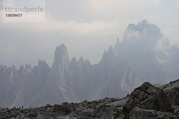 Landschaftliche Ansicht der Berge bei nebligem Wetter