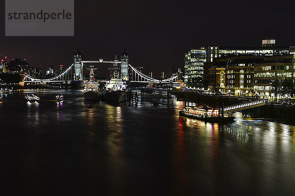 Tower Bridge in beleuchteter Stadt über der Themse gegen den nächtlichen Himmel