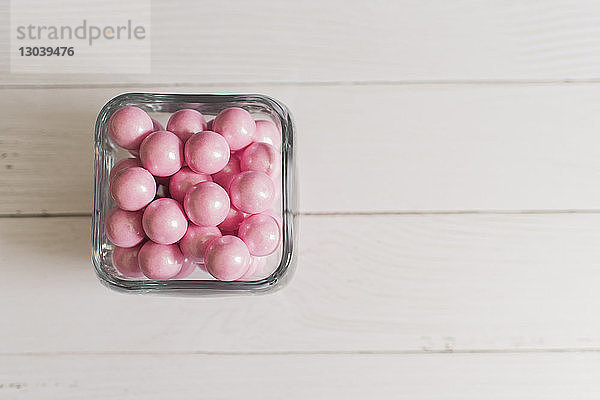 Draufsicht auf rosa Kaugummiblasen in einem Behälter auf dem Tisch