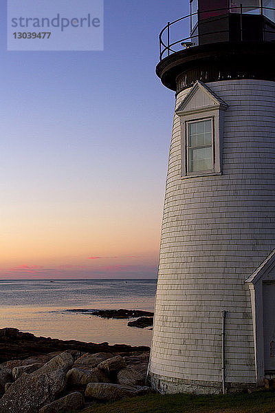 Prospect Harbor Point Light gegen Meer und dramatischen Himmel bei Sonnenuntergang