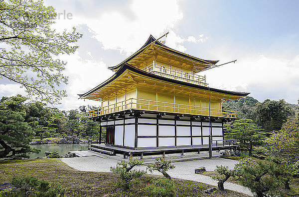 Kinkaku-Ji-Tempel gegen den Himmel in Kyoto