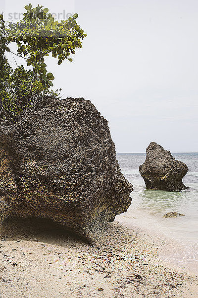Szenische Ansicht von Felsen am Strand gegen den Himmel