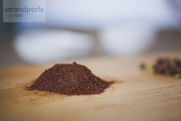 Nahaufnahme von Garam Masala auf Schneidebrett