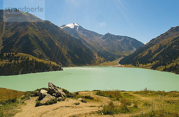 Panoramablick vom See gegen den Berg an einem sonnigen Tag