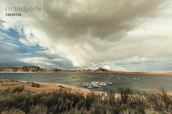 Hochwinkel-Szenenansicht von Booten auf dem Lake Powell vor bewölktem Himmel