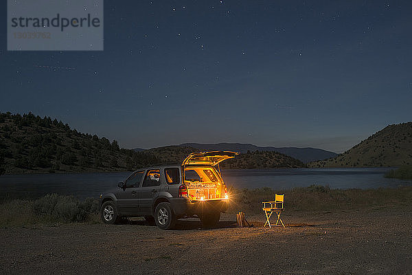 Am Ufer des Schastina-Sees geparkter Geländewagen gegen den Himmel bei Nacht