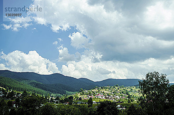 Landschaftliche Ansicht des Dorfes Vorokhta am Berg vor bewölktem Himmel