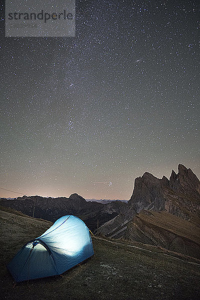 Majestätischer Blick auf das Sternenfeld über dem beleuchteten Zelt