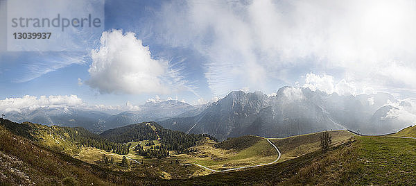 Panoramabild der Landschaft vor bewölktem Himmel