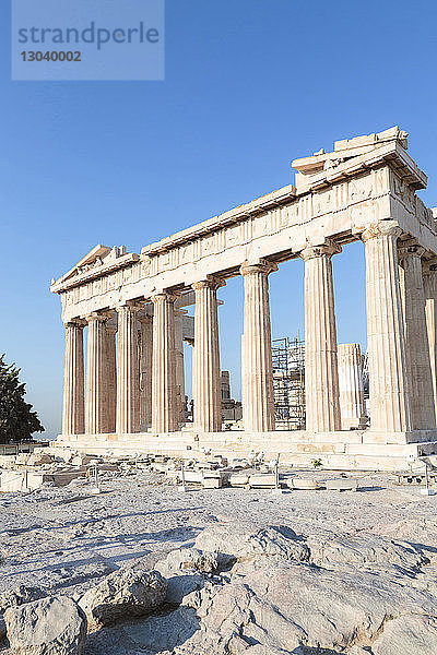 Tempel des Olympioniken Zeus vor klarem blauen Himmel an sonnigem Tag