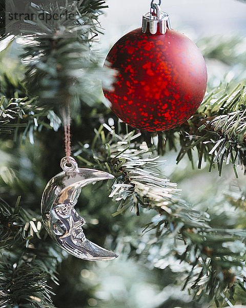 Nahaufnahme von Weihnachtsschmuck und Dekoration am Kiefernholz