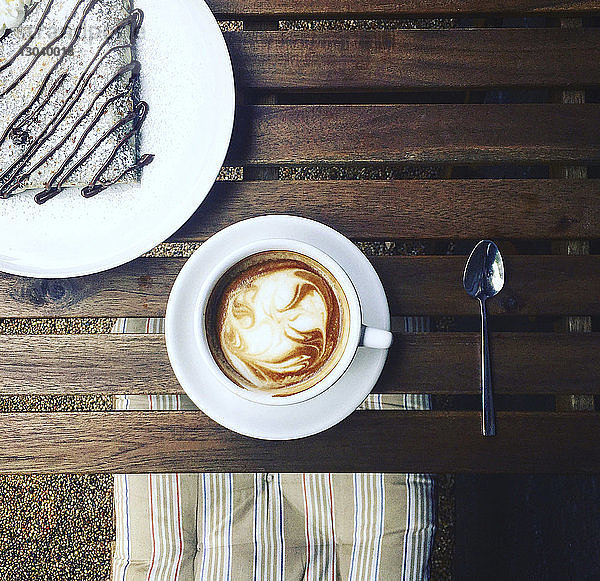 Draufsicht auf Kaffee beim Dessert auf dem Tisch