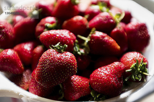 Nahaufnahme von Erdbeeren in der Schale