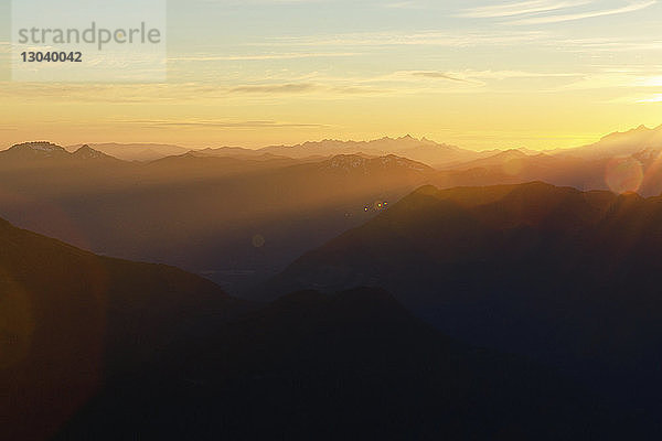 Szenische Ansicht der Bergkette gegen den Himmel bei Sonnenaufgang