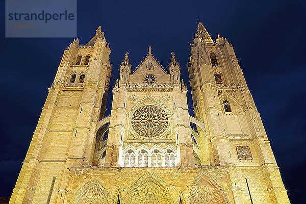 Niedrigwinkelansicht der Kathedrale von León gegen den Himmel bei Nacht