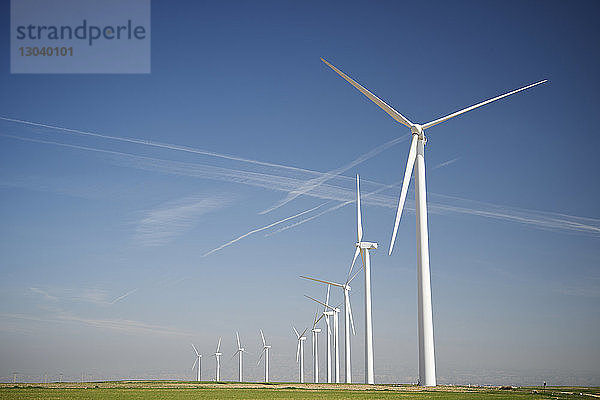 Windmühlen auf dem Feld gegen blauen Himmel