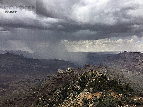 Sturmwolken regnen über dem Grand Canyon