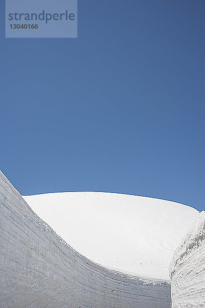 Niedrigwinkelansicht des schneebedeckten Berges Tateyama vor klarem blauen Himmel