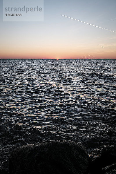 Szenische Ansicht der Meereslandschaft gegen den Himmel bei Sonnenuntergang in Urk