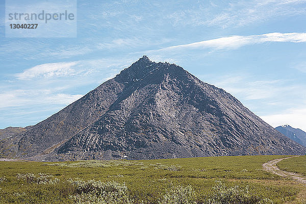 Szenische Ansicht des Feldes durch den Berg gegen den Himmel