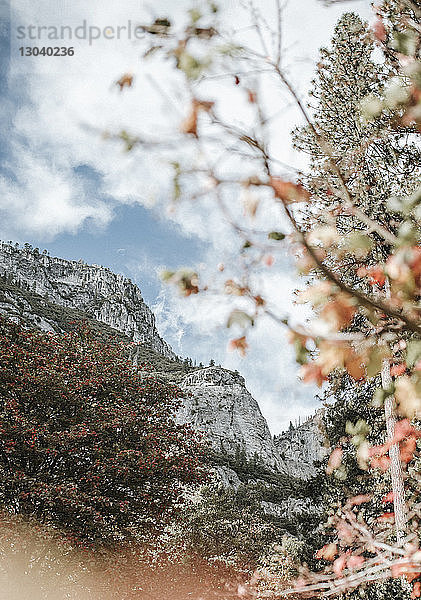 Tiefblick auf Berge vor bewölktem Himmel im Yosemite-Nationalpark