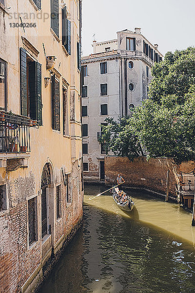Hochwinkelansicht eines Bootes im Kanal bei Gebäuden