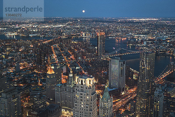 Luftaufnahme der beleuchteten Stadtlandschaft bei klarem Himmel in der Nacht