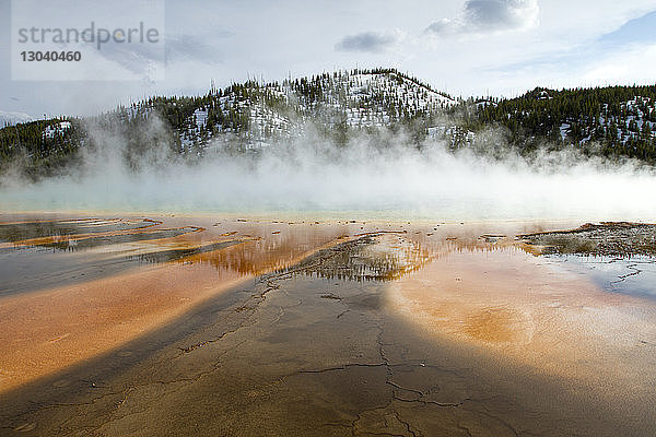 Panoramablick auf eine heiße Quelle im Yellowstone-Nationalpark