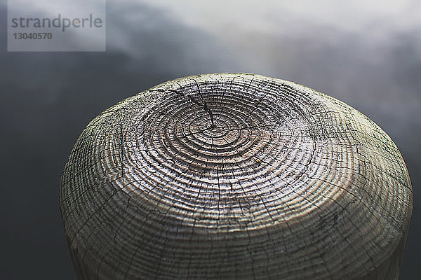 Nahaufnahme eines gerissenen Holzpfostens