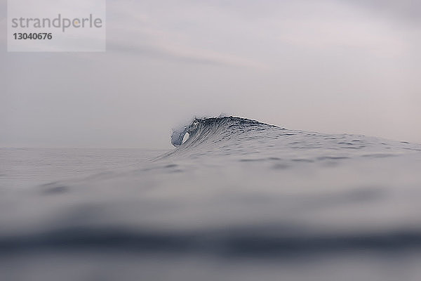 Nahaufnahme der Brandung im Meer gegen den Himmel