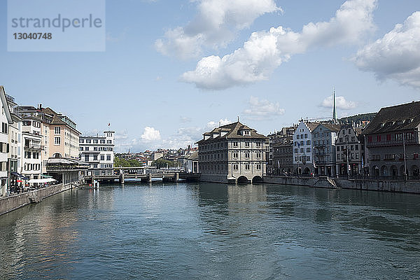 Bauten am Limmatfluss gegen den Himmel