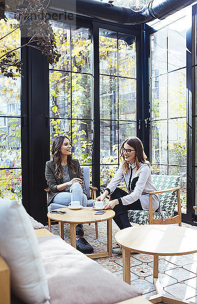 Geschäftsfrauen diskutieren im Cafe