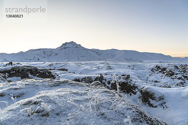 Landschaftliche Ansicht schneebedeckter Berge gegen den Himmel