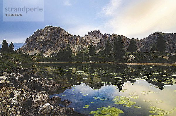 Spiegelung der Berge im See gegen den Himmel