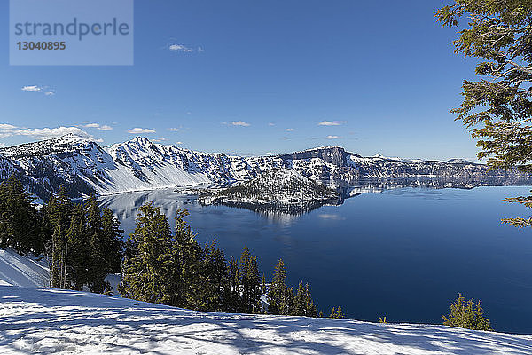 Idyllischer Blick auf die Zaubererinsel im Crater Lake National Park