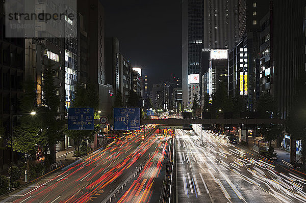 Hochwinkelansicht der Ampelschleifen auf der Stadtstraße mit dem Tokyo Sky Tree im Hintergrund
