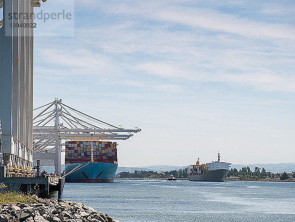 Containerschiffe auf See gegen den Himmel am Handelsdock