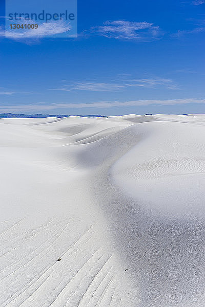 Szenische Ansicht des Nationaldenkmals White Sands vor blauem Himmel