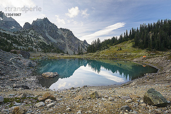 Panoramablick auf See und Berge gegen den Himmel im Olympic National Park